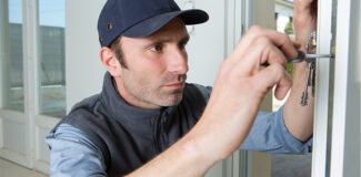 how long do locksmiths take to arrive and change a lock